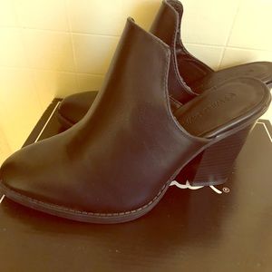 Nice black heeled shoes by Wild Diva